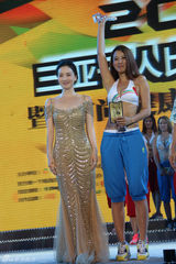 组图：小陶虹金色鱼尾裙助阵比基尼派对