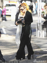 组图：Lady Gaga踩恨天高似女王出巡