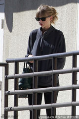 组图：斯威夫特黑外套出街 墨镜遮面举止低调