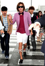 组图：张根硕飞往台湾举行亚洲巡演粉装亮眼