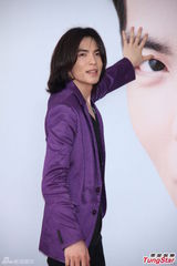 组图：萧敬腾帮擦保养品粉丝乐翻