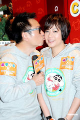 组图：黎耀祥和妻子搭档赚钱 送手表当圣诞礼物