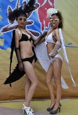 组图：《闯关上梁山》热播 彩妆佳丽掀性感热浪