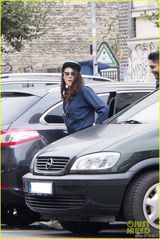 组图：暮光女现身柏林街头 休闲装会友保镖护驾