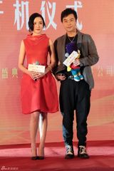 组图：小宋佳新剧诠释80后母亲 俏丽红裙亮相