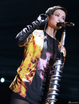 组图：李宇春青岛个唱劲歌热舞表情卖萌