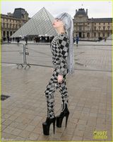 组图：Gaga秀场再搞怪 脚踩恨天高发型似拖布