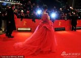 组图：霍思燕红裙现身电影节红毯 不惧严寒秀美背