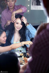 高清图：霍思燕制服元素拍写真 S曲线好似芭比娃娃