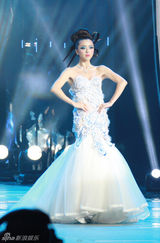 组图：黄小蕾青花晚礼服华丽高贵 气场十足