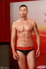 高清图：2012亚洲先生首次面试 泳裤示人奇招尽出