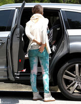 组图：杰西卡-阿尔芭全家野餐 女儿勾脖倒地表情囧