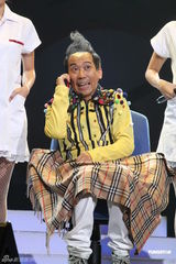 组图：张达明栋笃笑庆15周年 扮公主辣妹笑料百出