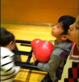 组图：张柏芝两子兄弟友爱 Qunitus陪Lucas打保龄球