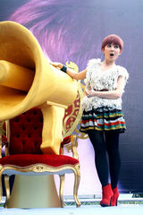 组图：梁静茹叹制作人不好当 新专辑首刷封面现瑕疵