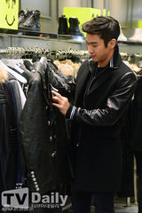 组图：SJ始源与EXO灿烈Kris世勋帅气站台