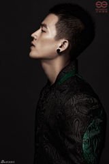 组图：快男三甲领衔跨年大片 西装衬衫扮绅士