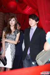 组图：张菲儿子台北大婚 郭台铭携妻儿观礼