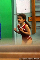 组图：小苏瑞猛练体操 奥运“种子”初长成