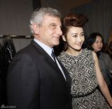 组图：林鹏Dior头排观秀 “猫王”造型引外媒追捧