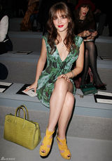 高清组图：莉顿-梅斯特街拍驼色大衣搭配纱裙