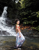 组图：张歆艺最新封面大片 展现明艳异域风情