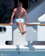 组图：阿诺帅气长子游艇度假 女友咸湿摸腹肌