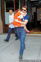 组图：汤姆-克鲁斯离婚后首探爱女 遭狗仔围堵