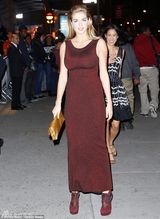 组图：抖奶超模阿普顿长裙包身秀傲人曲线