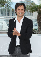 金摄影机奖评审团记者会 主席盖尔-加西亚帅气亮相