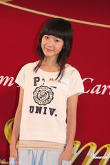 组图：徐娇清纯亮相 和周星驰保持“父女”关系