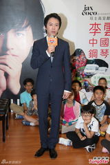 组图：李云迪香港亮相 拒做访问避谈摸臀事件