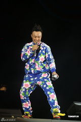 组图：陈奕迅三场连唱落幕 险跌落舞台酿意外