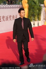 组图：连凯亮相百花红毯 黑色西服帅气