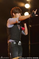 组图：谢霆锋献唱演唱会 蔡依林露胸垫上下走光