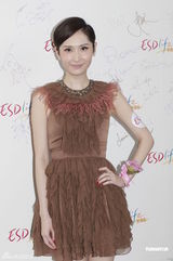 组图：莫文蔚回港补办婚礼邀梁咏琪 圣诞回欧洲