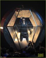 组图：群星献唱公告牌 泰勒青春赛琳娜变舞娘