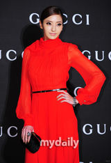 组图：韩彩英大红裙站台十足抢镜 申世京低胸性感