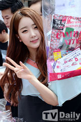 组图：韩团Dal shabet秀彬捐零食鼓励学生