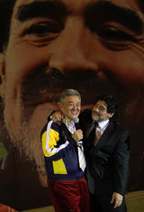 组图：马拉多纳中国学二人转扔手绢 赵本山授艺