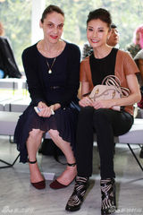 组图：芭蕾舞蹈家谭元元亮相米兰 造型优雅迷人