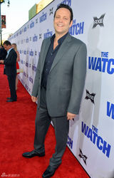 组图：本-斯蒂勒新片首映深情注视女伴