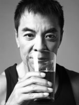 组图：刘威重返大荧幕黑白质感显硬汉本色