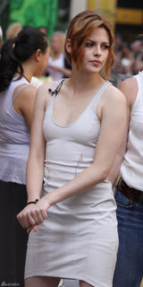 幻灯图集：斯图尔特素颜出游 展现胸前真实实力