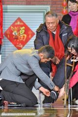 组图：海派春晚录制 黄晓明为“修鞋老爷爷”穿鞋