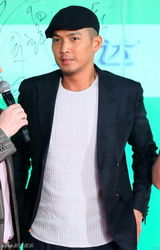 组图：钟汉良携《天龙八部》剧组亮相 大秀武功