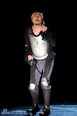 幻灯图：《堂吉诃德》演二轮 孟京辉谢幕连滚带爬