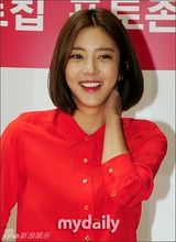 组图：韩星孙丹菲出席代言活动 红黑配显娇媚