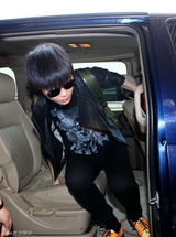 组图：李宇春受邀赴戛纳 临行与新浪娱乐Saybye