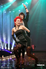 高清组图：温岚红发造型助阵黄小琥 大跳火辣断背舞